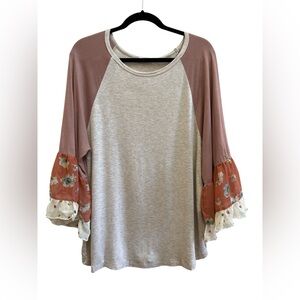 Oddy Anthropologie Women's Floral Sleeve Top - Pink and Gray